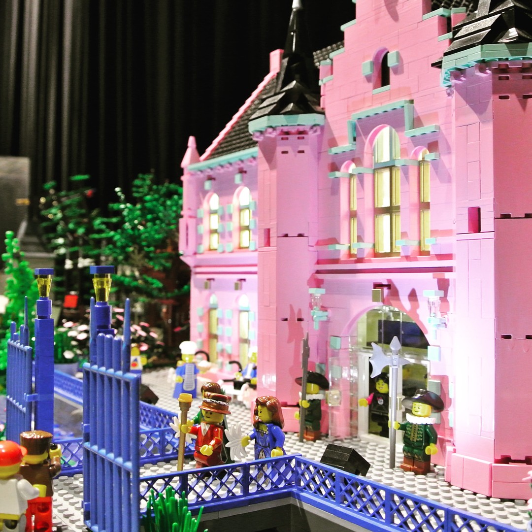 Een van de mooiste foto's ooit van het Roze Kasteel in LEGO. Gemaakt eind 2013 in het Continium te Kerkrade.

#lego #epiclego #hetlandvanooit #ooit #ooitgebouwd #roze #kasteel #kasteeldoultremont #legocastle #legostagram #instalego #themepark #formerthemepark #formerglory #legomoc #legophotography #legoart #legophoto #legobuild