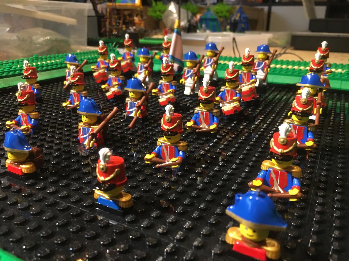 Afgelopen jaar hebben de #lego soldaatjes van Waterloo een nieuw likje verf gehad. Volgen de échte soldaten in #poortvanheusden ook binnenkort, @gemeenteheusden ?