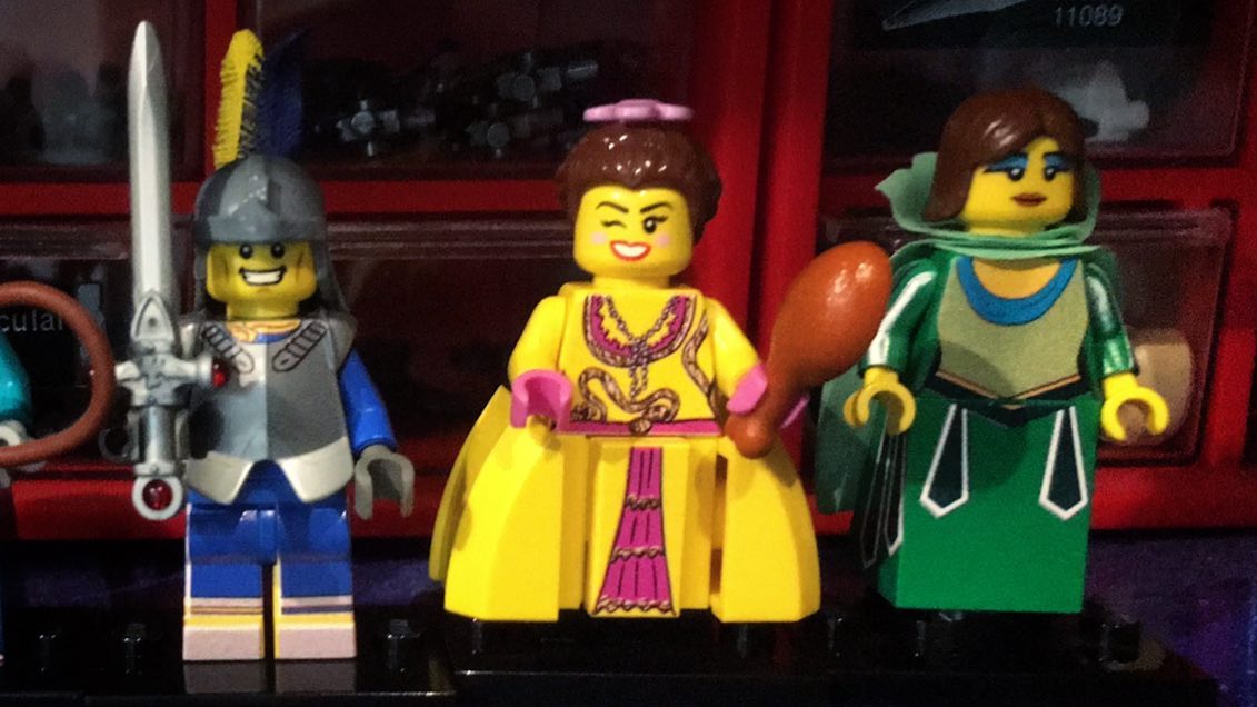 LEGO-poppetje van Ridder Graniet, Dame Grandeur en een hofdame uit #hetlandvanooit . Helm, prints en capes naar eigen ontwerp. Geprint door @brick.print #ooitgebouwd #lego #legopoppetjes #legominifigures #moc #customminifigures #brickprint