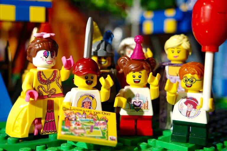 Een vrolijke knipoog uit #hetlandvanooit !
#lego #custommade #customminifigures #legominifigures #minifigures #brickprint #brickprinting by @brick.print #ooitgebouwd #happiness