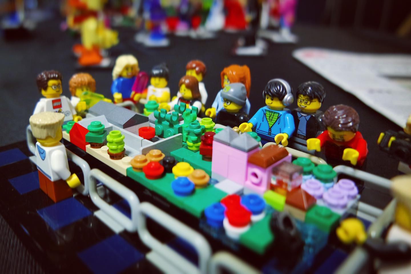 Ooitgebouwd in miniatuur. Model van de volledige opstelling op schaal met de minifiguren. #lego #microbuilding #microbuild #legoshow #hetlandvanooit #moc #legomoc