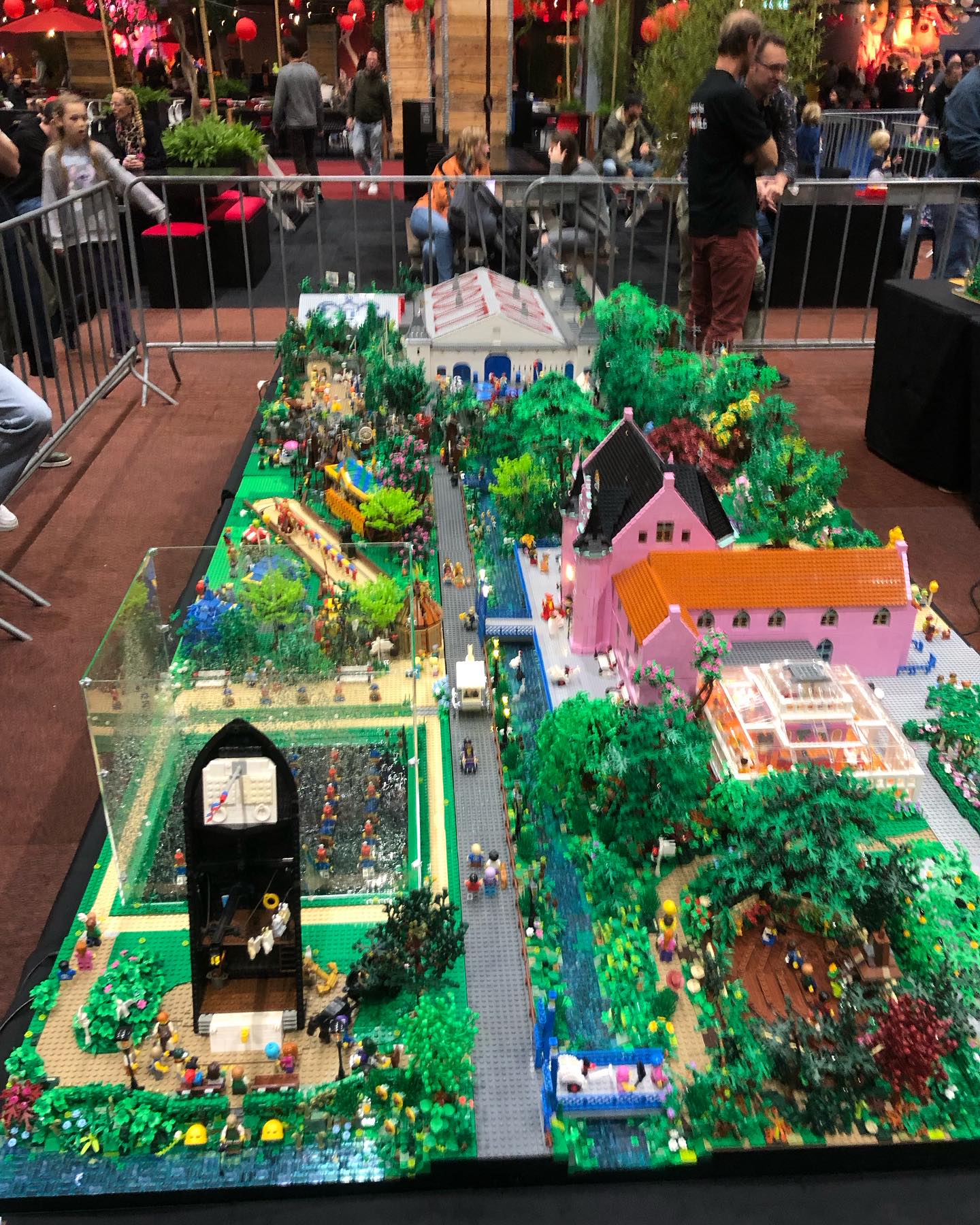Vandaag is de eerste dag van LEGO World in de Jaarbeurs in Utrecht. Ooitgebouwd is dit keer van de partij. #jeugdsentimentvoorpapaenmama